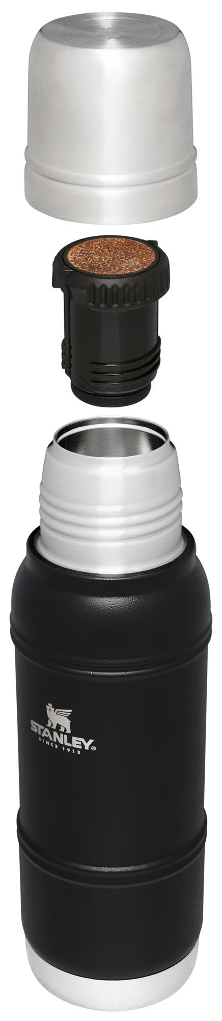 Die Stanley Artisan Thermosflasche 1.0l in Black Moon hält Getränke stilvoll warm oder kalt und ist ideal für unterwegs.