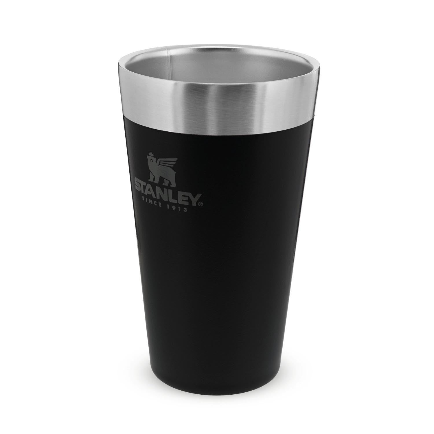 Stacking Tumbler 0.47l matte black pebble in Schwarz präsentiert im Onlineshop von KAQTU Design AG. Trinkflasche ist von Stanley