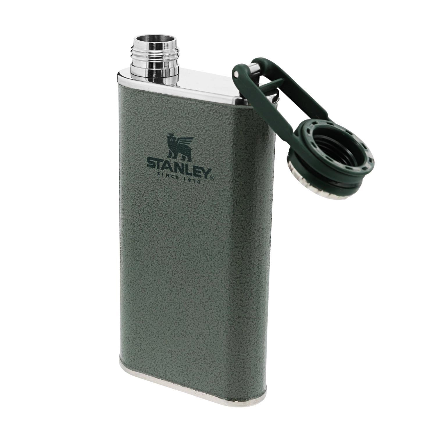 Die Stanley Easy-Fill Wide Mouth Flask 0.23l in Hammertone Green ist eine robuste, stilvolle und praktische Flasche für unterwegs.