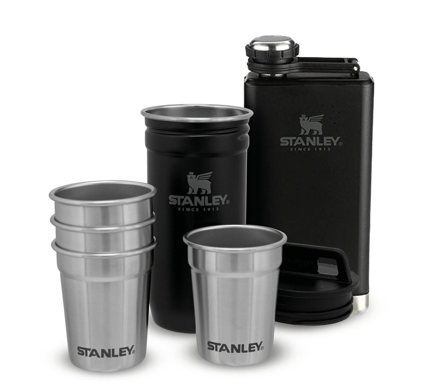 Pre-Party Shot Glass + Flask Set matte black pebble in Schwarz präsentiert im Onlineshop von KAQTU Design AG. Trinkflasche ist von Stanley