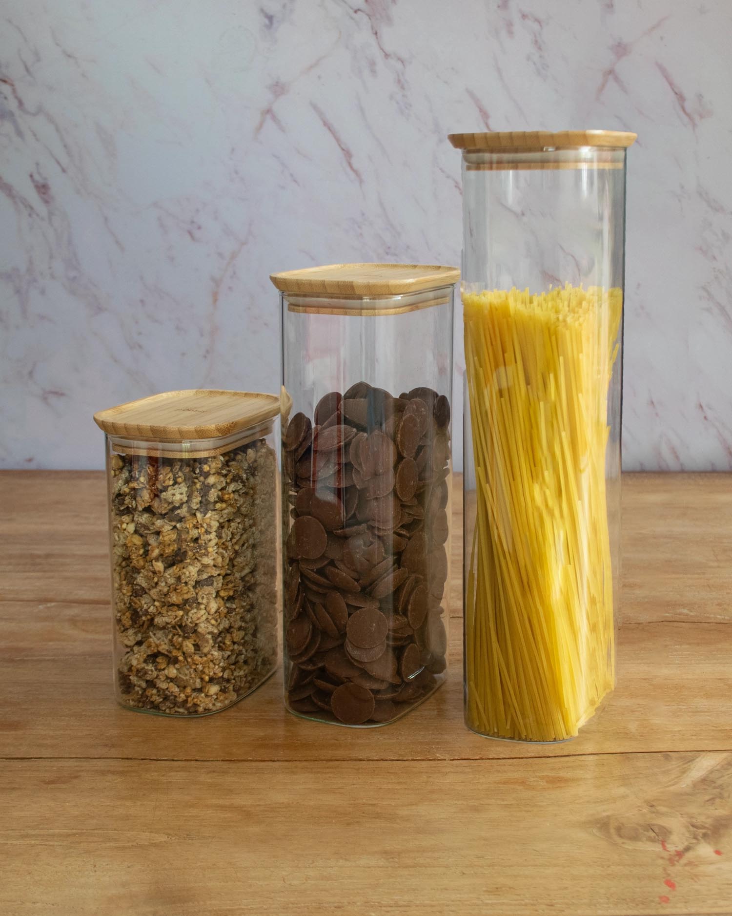 Elegantes Vorratsglas von Pebbly mit Bambusdeckel, 1.8l Volumen, Masse 12.5x8.5x26.1cm, perfekt für die Aufbewahrung in der Küche.