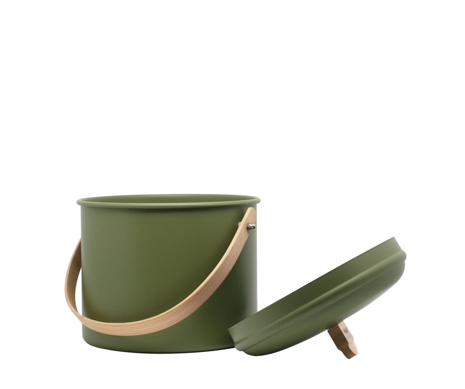 Stilvoller 7L Kompostbehälter aus Metall in Olivgrün mit Bambusdeckel und Kohlefilter, ideal für nachhaltiges Recycling in der Küche.