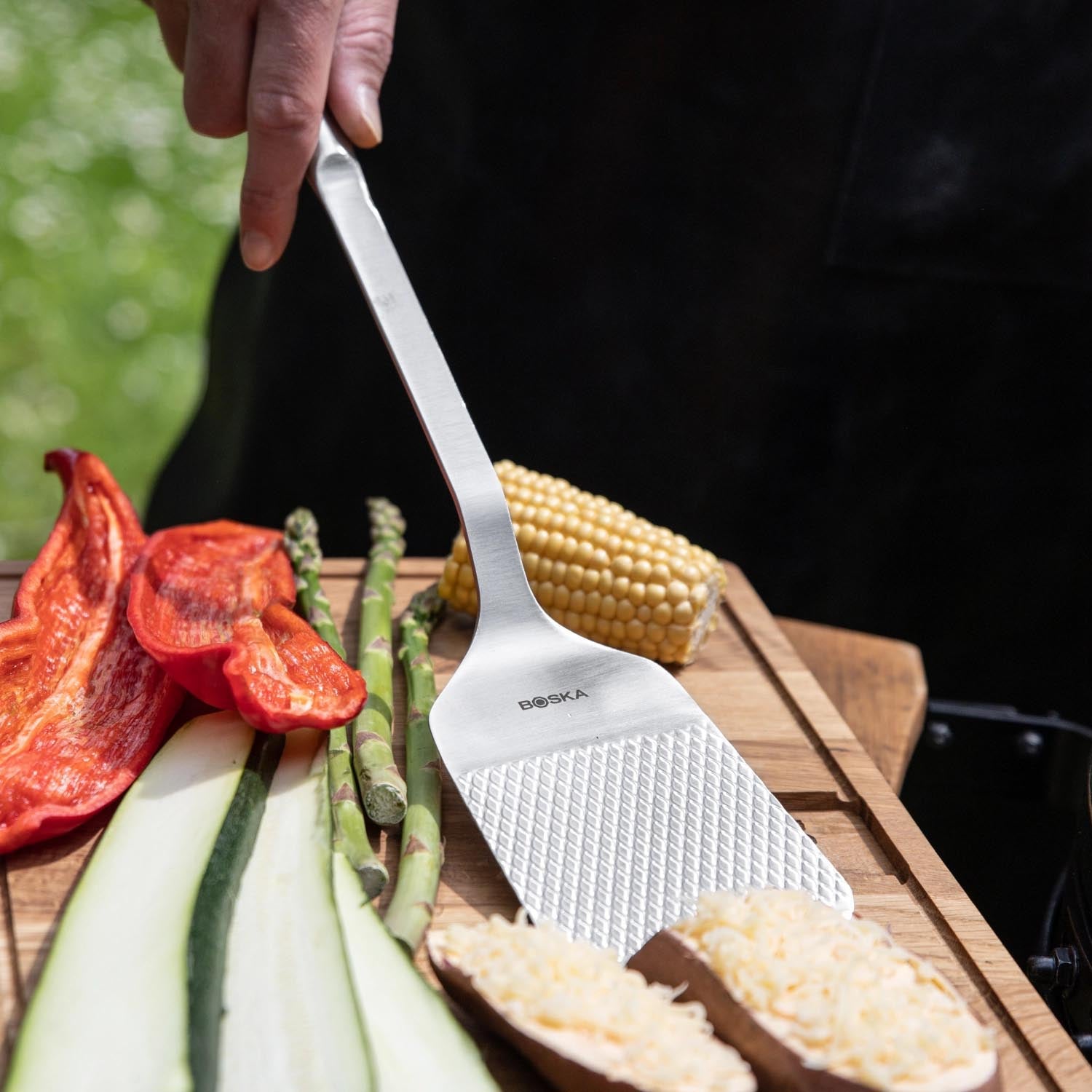 Robuster BBQ-Spachtel aus Edelstahl von Boska, perfekt für Grillfans, langlebig, funktional und stilvoll im Design.
