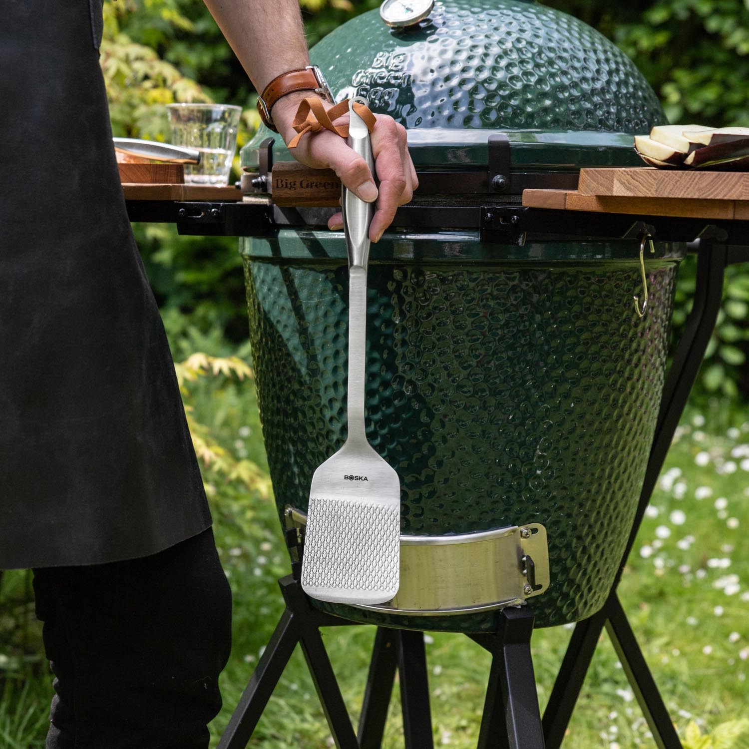 Hochwertiger BBQ-Spachtel aus Edelstahl von Boska, ideal für Grillliebhaber, robust, praktisch und elegant gestaltet.