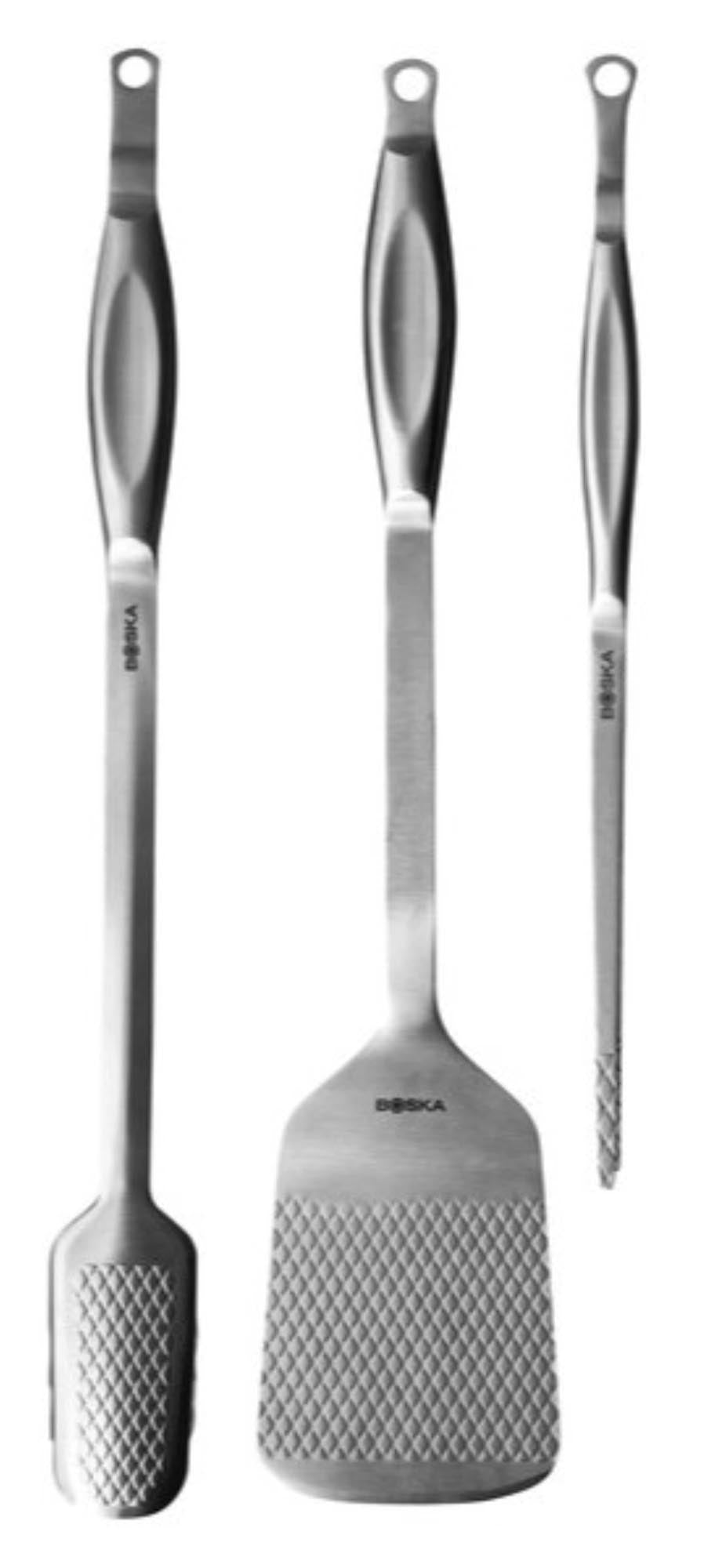 Praktisches 3-teiliges BBQ Essentials Set von Boska, ideal für Grillliebhaber, umfasst Grillzange, Wender und Pinsel für perfektes Grillvergnügen.
