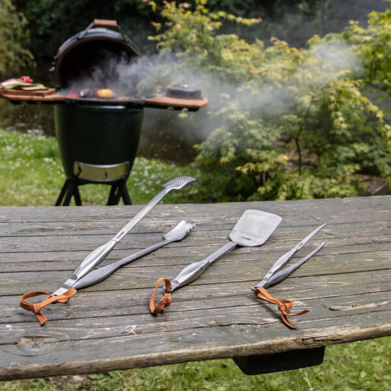 Praktisches 3-teiliges BBQ-Set von Boska, inklusive Zange, Wender und Pinsel, ideal für Grillliebhaber und perfekte Grillabende.