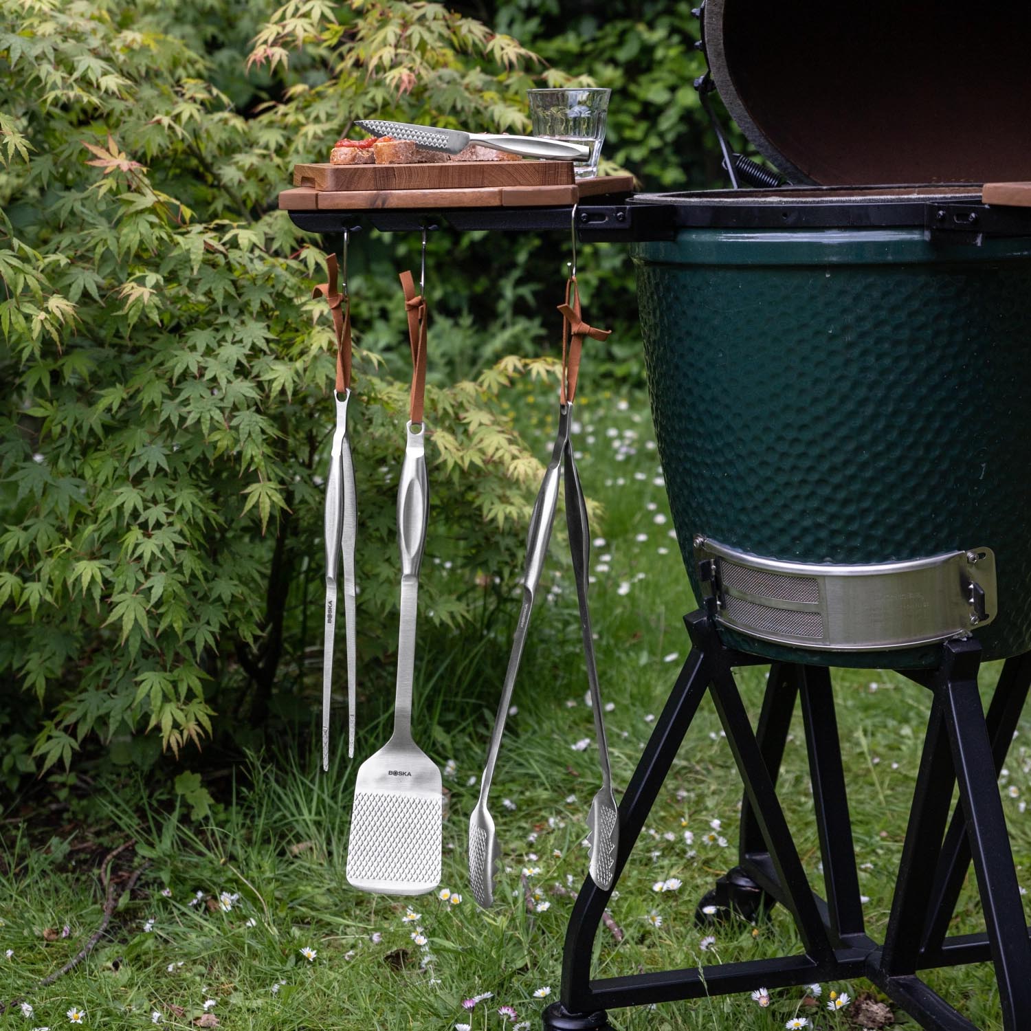 Praktisches 3-teiliges BBQ-Set von Boska, inklusive Zange, Wender und Pinsel, ideal für Grillliebhaber und perfekte Grillabende.