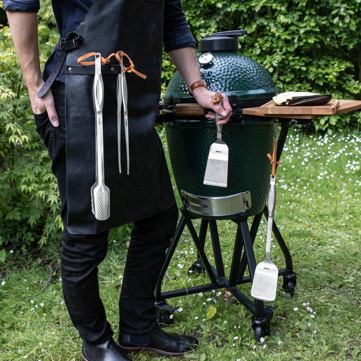 Elegante 2-teilige BBQ-Werkzeug-Set von Boska, ideal für Grillliebhaber, bietet Präzision und Stil beim Grillen.