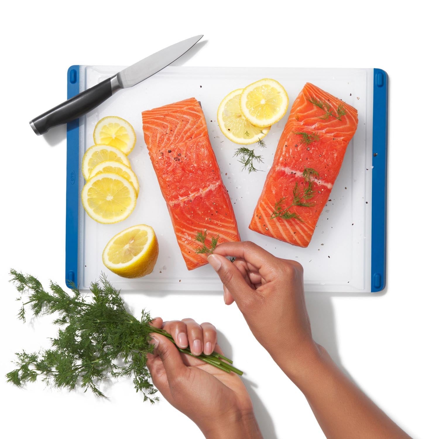 Set aus 3 OXO Good Grips Schneidebrettern: robust, rutschfest, hygienisch, spülmaschinengeeignet, ideal für präzises Arbeiten in der Küche.