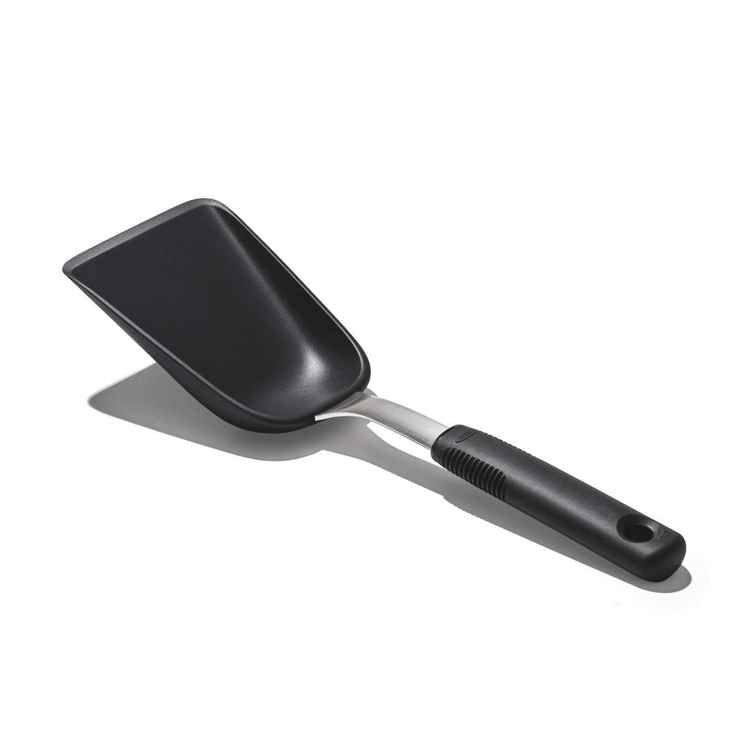 Ergonomischer OXO Good Grips Schöpflöffel, ideal für Suppen und Saucen, mit rutschfestem Griff und langlebigem Design.