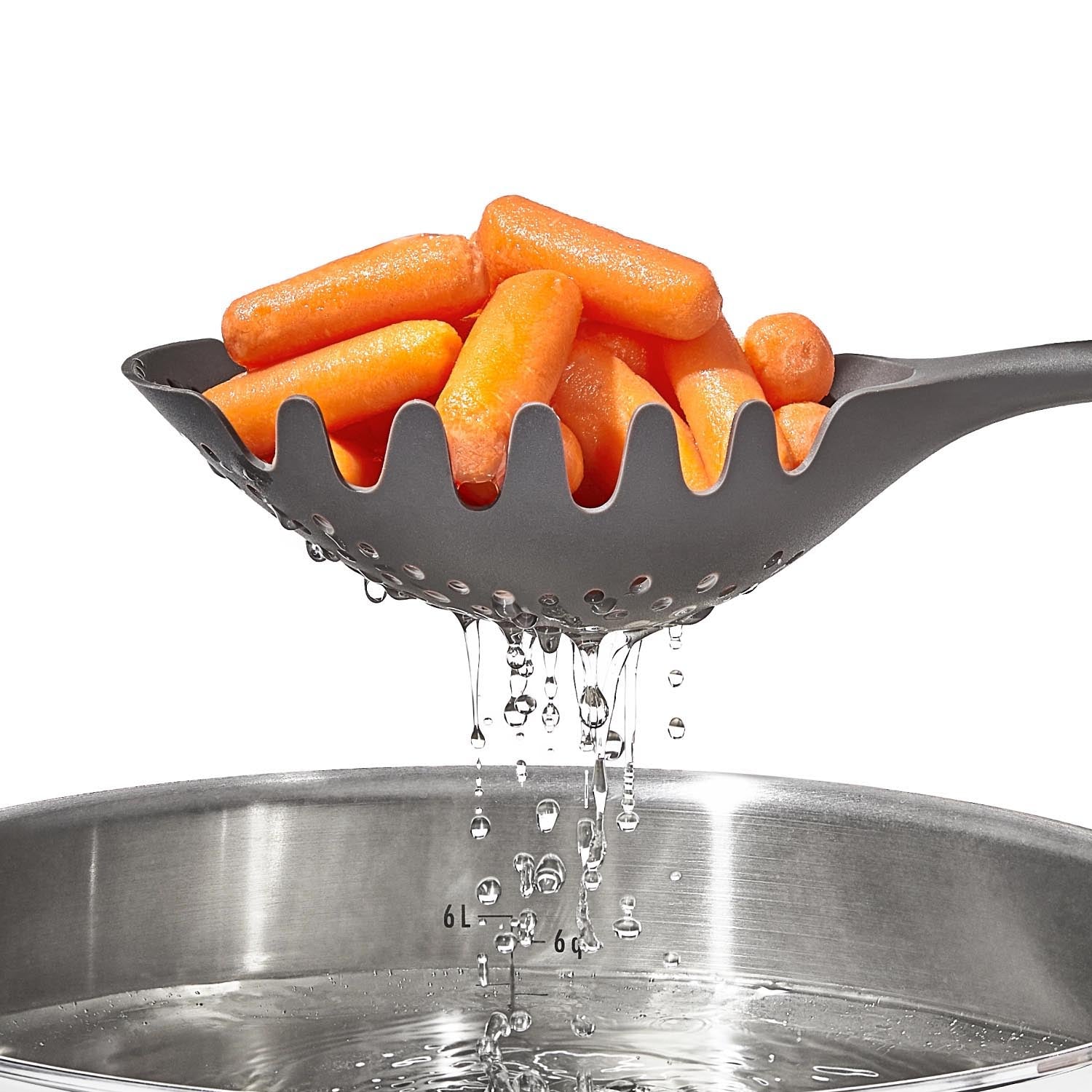 Der OXO Good Grips Pastaschöpfer bietet Komfort und Sicherheit beim Servieren von Pasta dank rutschfestem Griff und Hitzebeständigkeit.