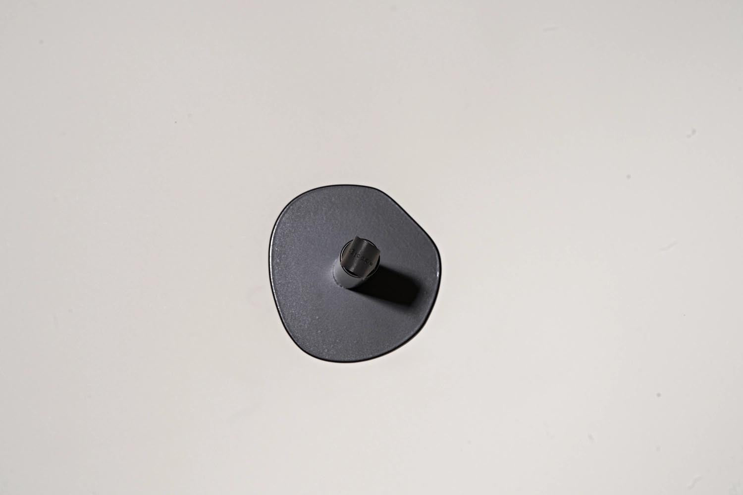 Moderner schwarzer Küchenrollenhalter von Nordesign, perfekt für stilvolle Küchen. Funktional, elegant und hochwertig designt.