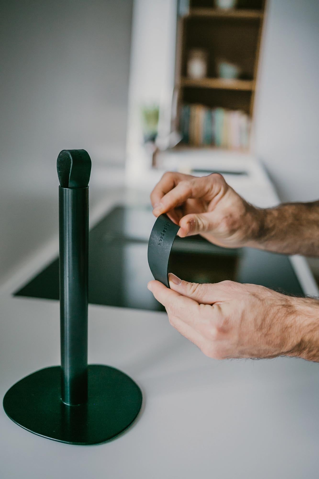 Eleganter schwarzer Küchenrollenhalter von Nordesign, ideal für moderne Küchen. Stilvolles Design trifft auf praktische Funktionalität.