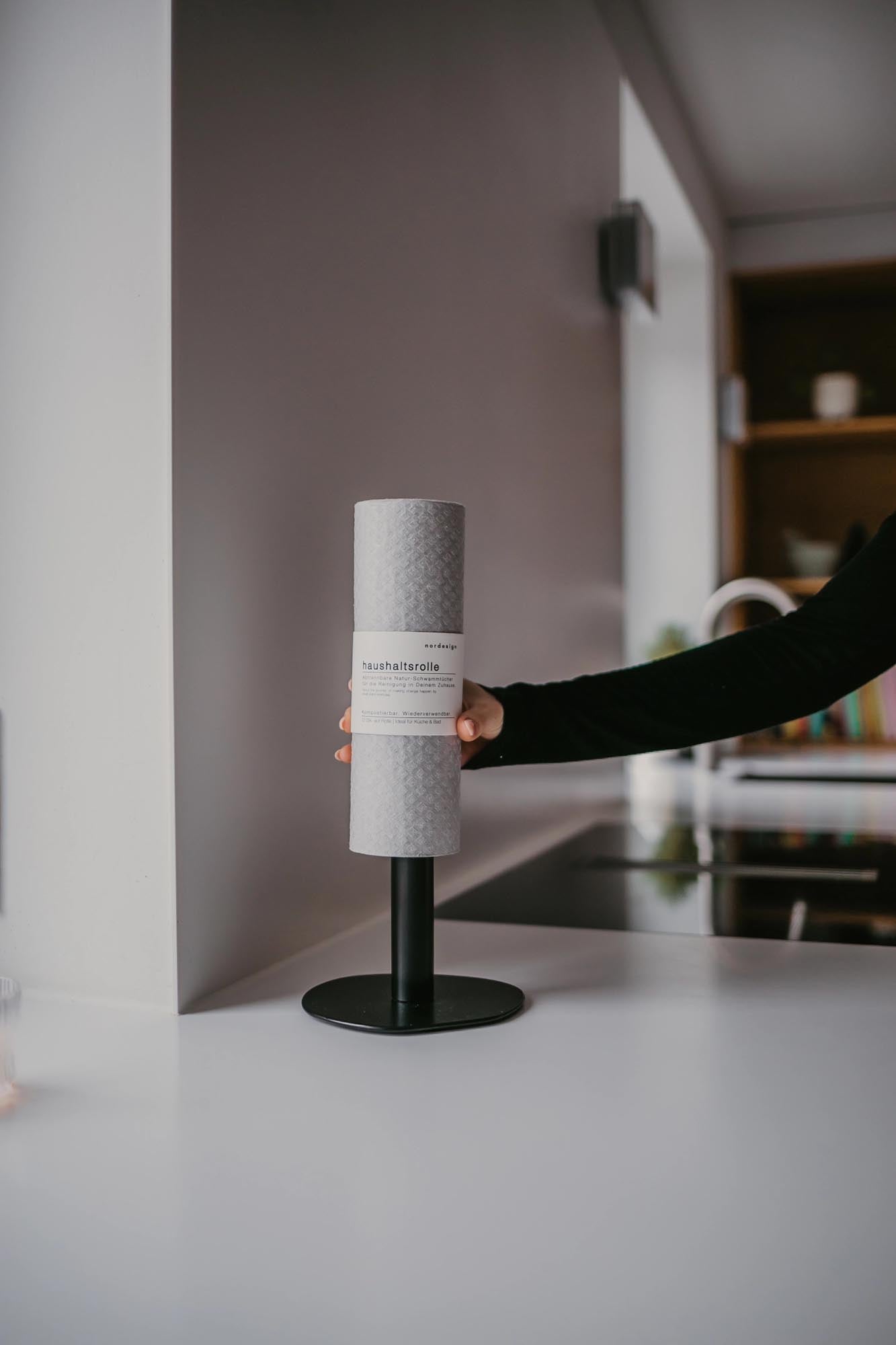 Moderner schwarzer Küchenrollenhalter von Nordesign, perfekt für stilvolle Küchen. Praktisch und elegant im Design.