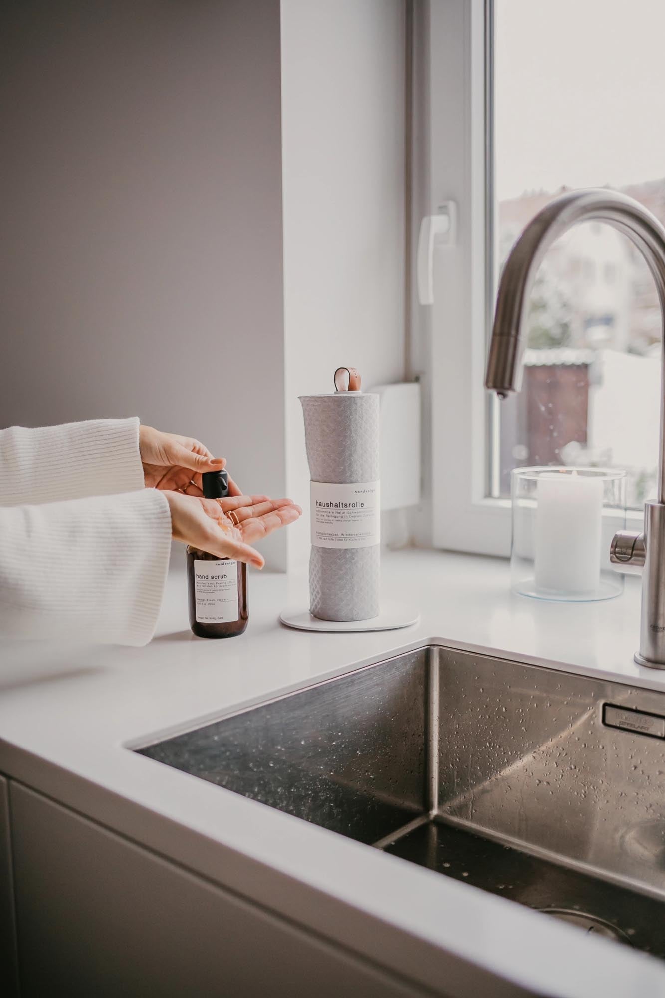 Moderner weisser Küchenrollenhalter von Nordesign, stilvoll und funktional, perfekt für eine elegante und praktische Kücheneinrichtung.