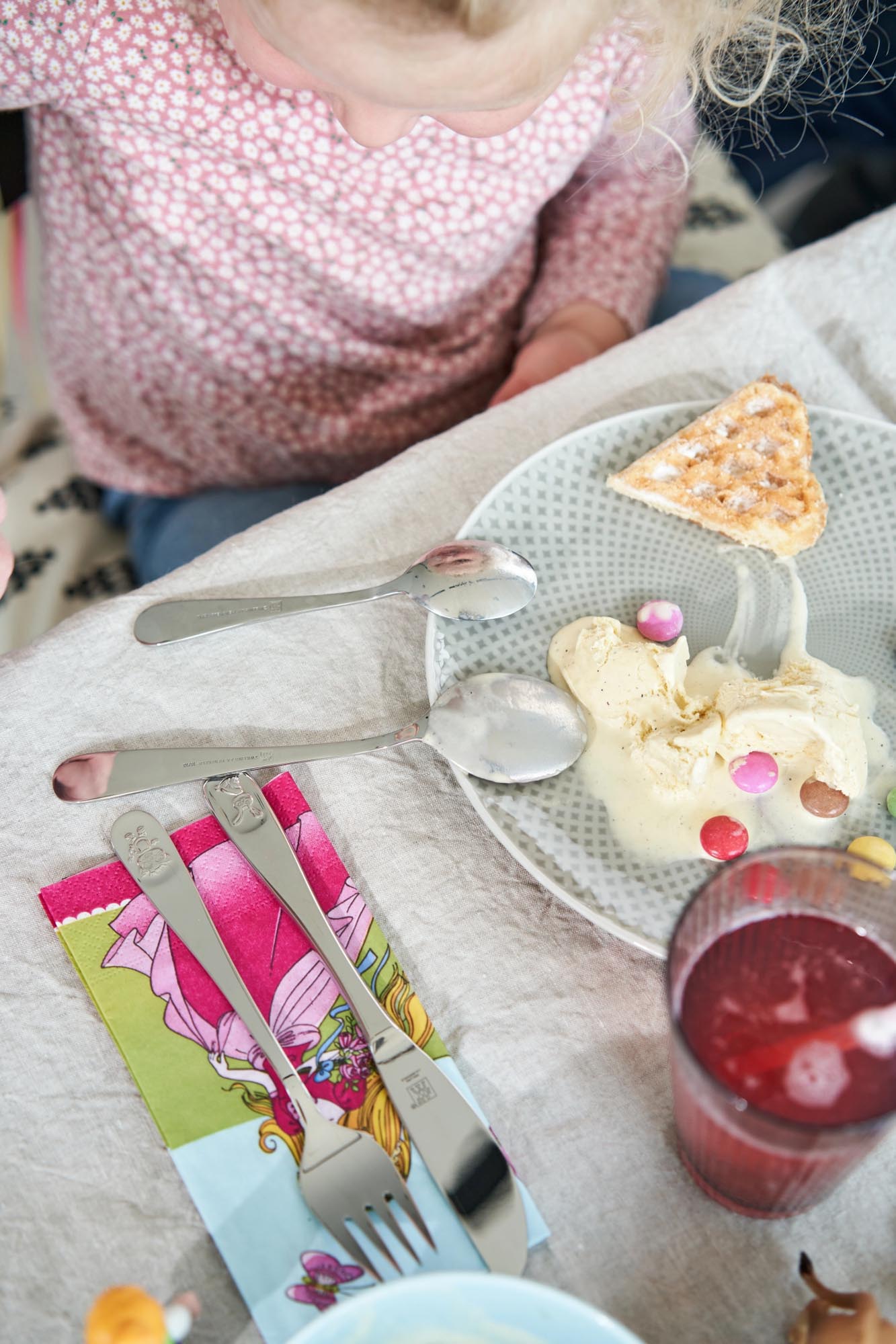 Das 4-teilige Kinderbesteck Bino von Zwilling ist ideal für Kinderhände, aus hochwertigem Edelstahl und mit kindgerechtem Design.