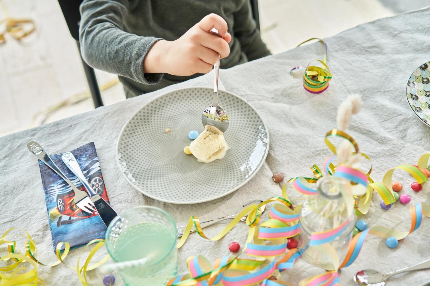 Das 4-teilige Kinderbesteck Bino von Zwilling aus Edelstahl ist ideal für Kinderhände und überzeugt durch sein fröhliches Design.