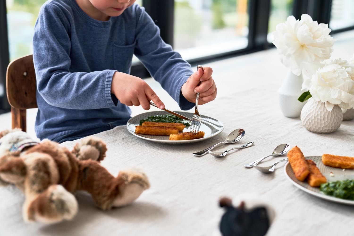 Das 4-teilige Kinderbesteck Filou von Zwilling aus Edelstahl ist ideal für Kinderhände und überzeugt mit fröhlichem Design.