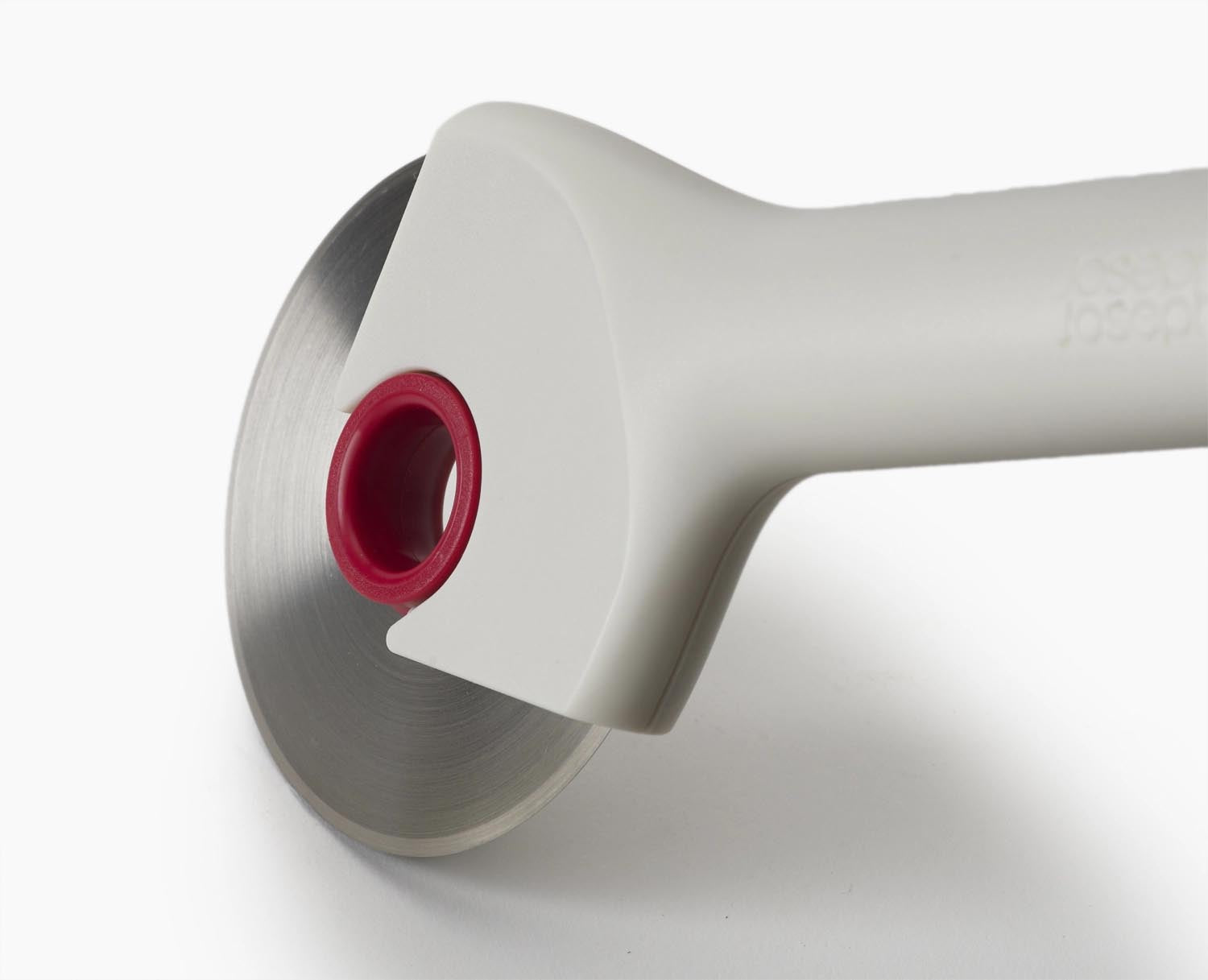 Der Ringo Pizzaschneider von Joseph Joseph in Grau und Rot bietet stilvolles Design und präzises Schneiden für perfekte Pizzastücke.