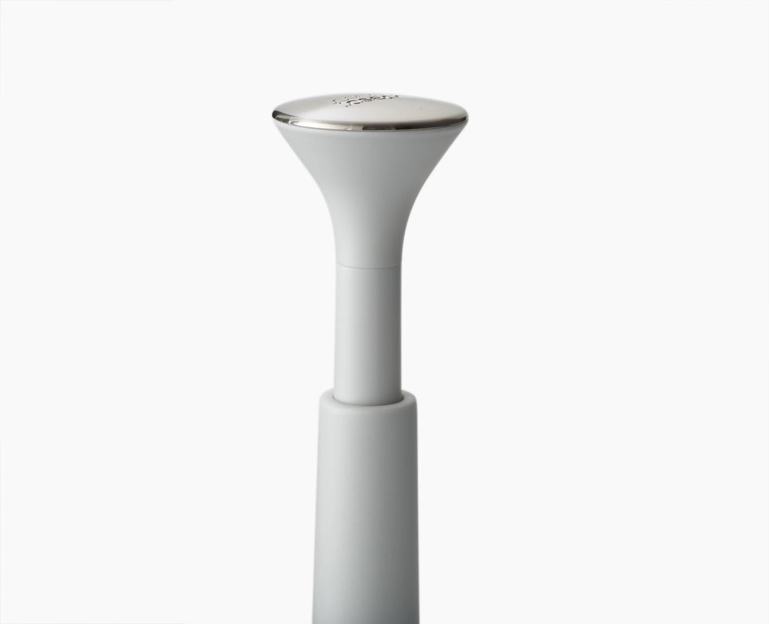 Stilvoller Joseph Joseph Papierrollenhalter in Ecru, geeignet für Rollen bis 24 cm, mit innovativer Push+Tear Abreissfunktion.