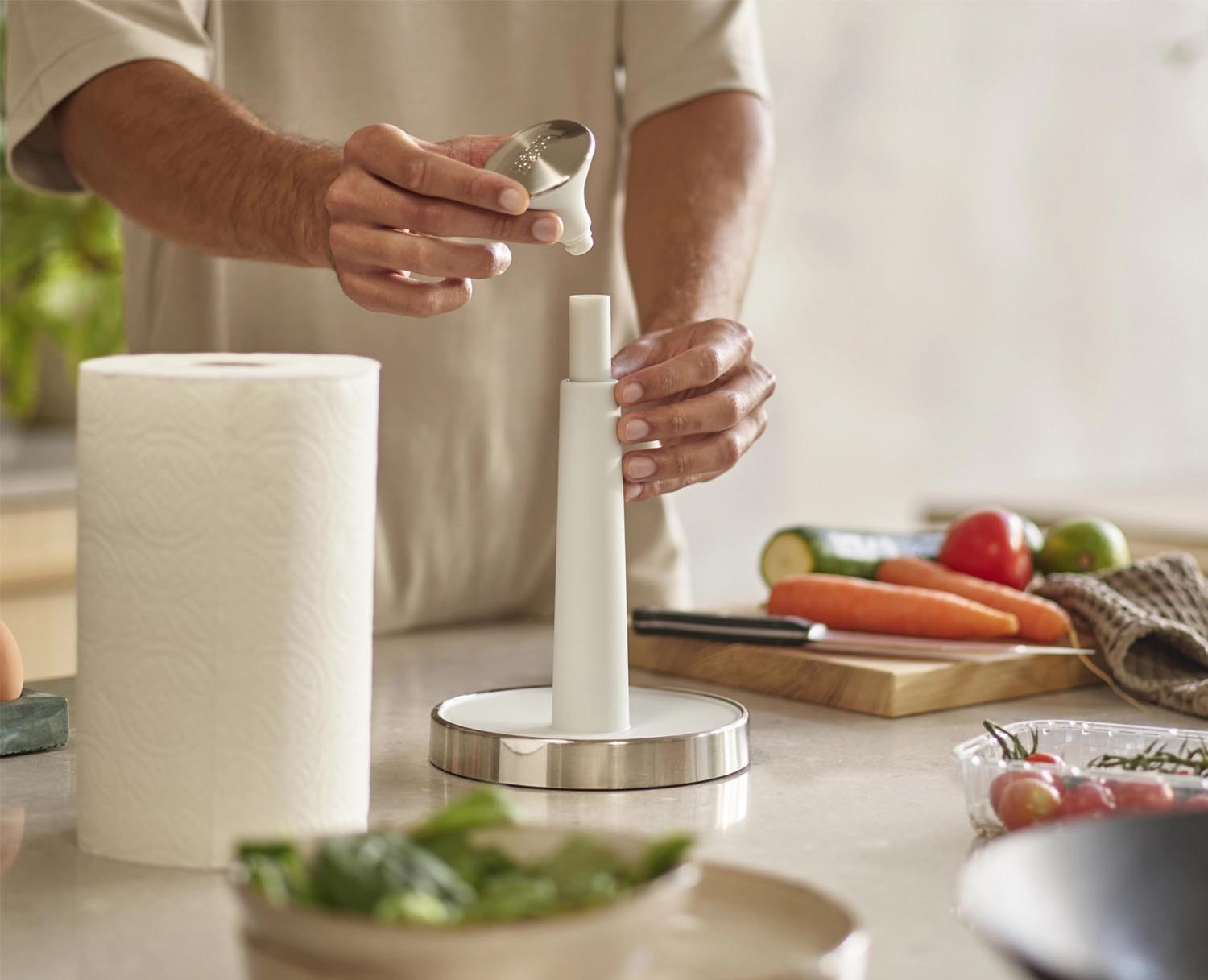 Eleganter Papierrollenhalter von Joseph Joseph in Ecru, passend für Rollen bis 24 cm, mit praktischer Push+Tear Abreissfunktion.