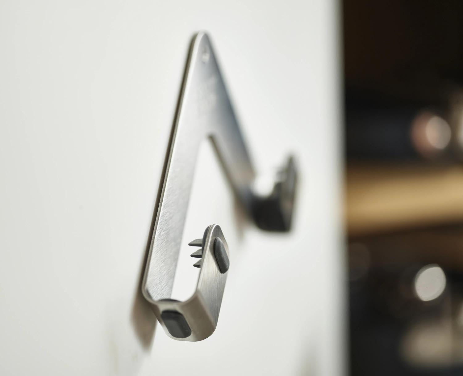 Elegante 2er Pfannendeckelhalter aus Edelstahl von Joseph Joseph, perfekt für eine ordentliche und platzsparende Küchenorganisation.