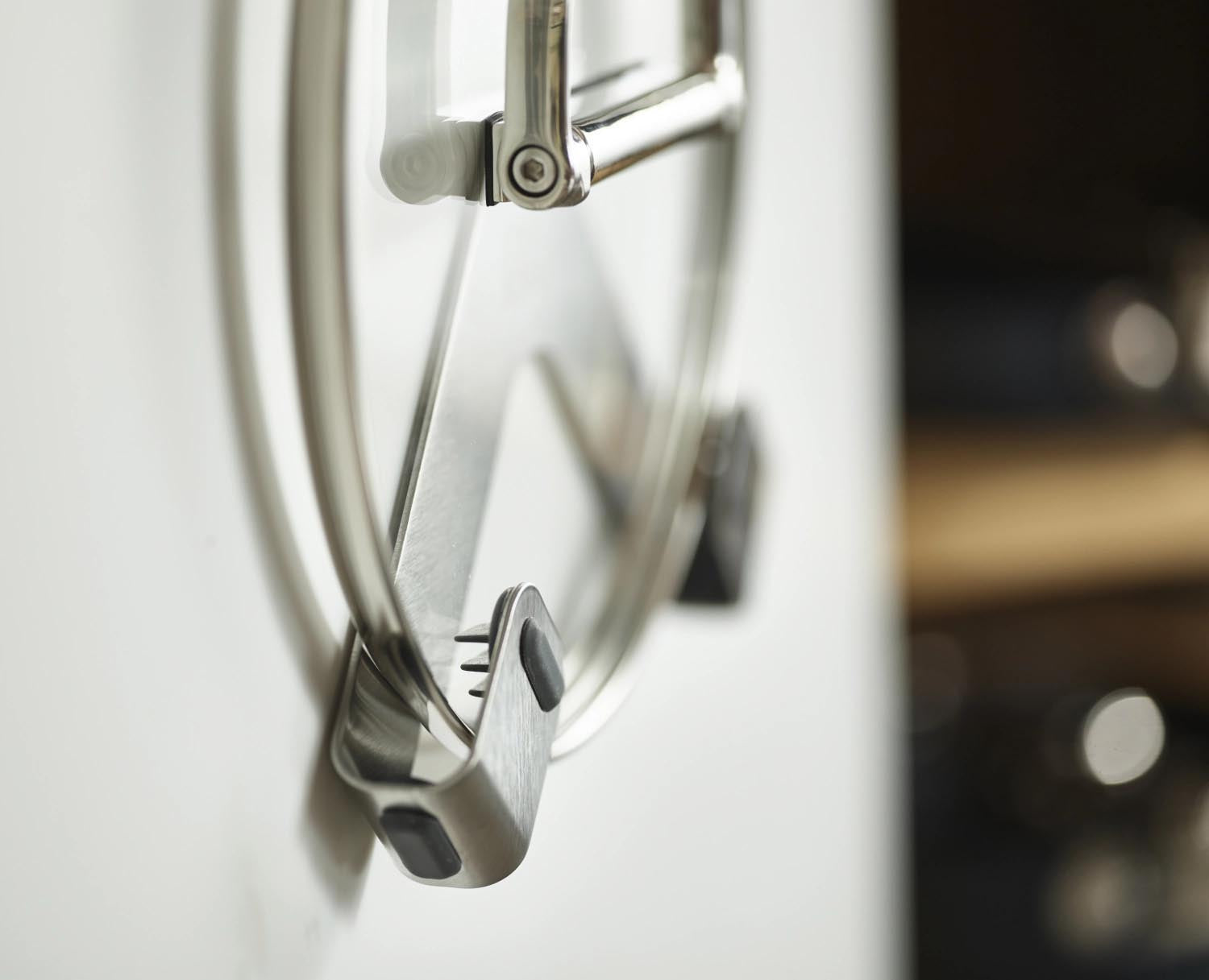 Praktische 2er Pfannendeckelhalter aus Edelstahl von Joseph Joseph, ideal für platzsparende und stilvolle Küchenaufbewahrung.