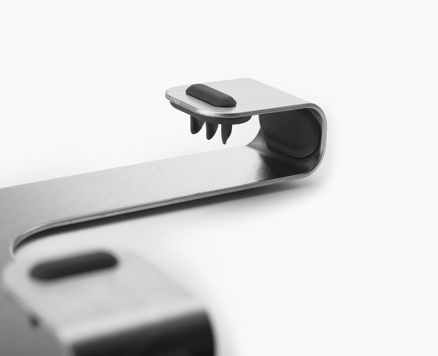 Praktischer 2er Pfannendeckelhalter aus Edelstahl von Joseph Joseph, ideal für eine platzsparende und ordentliche Küchenorganisation.