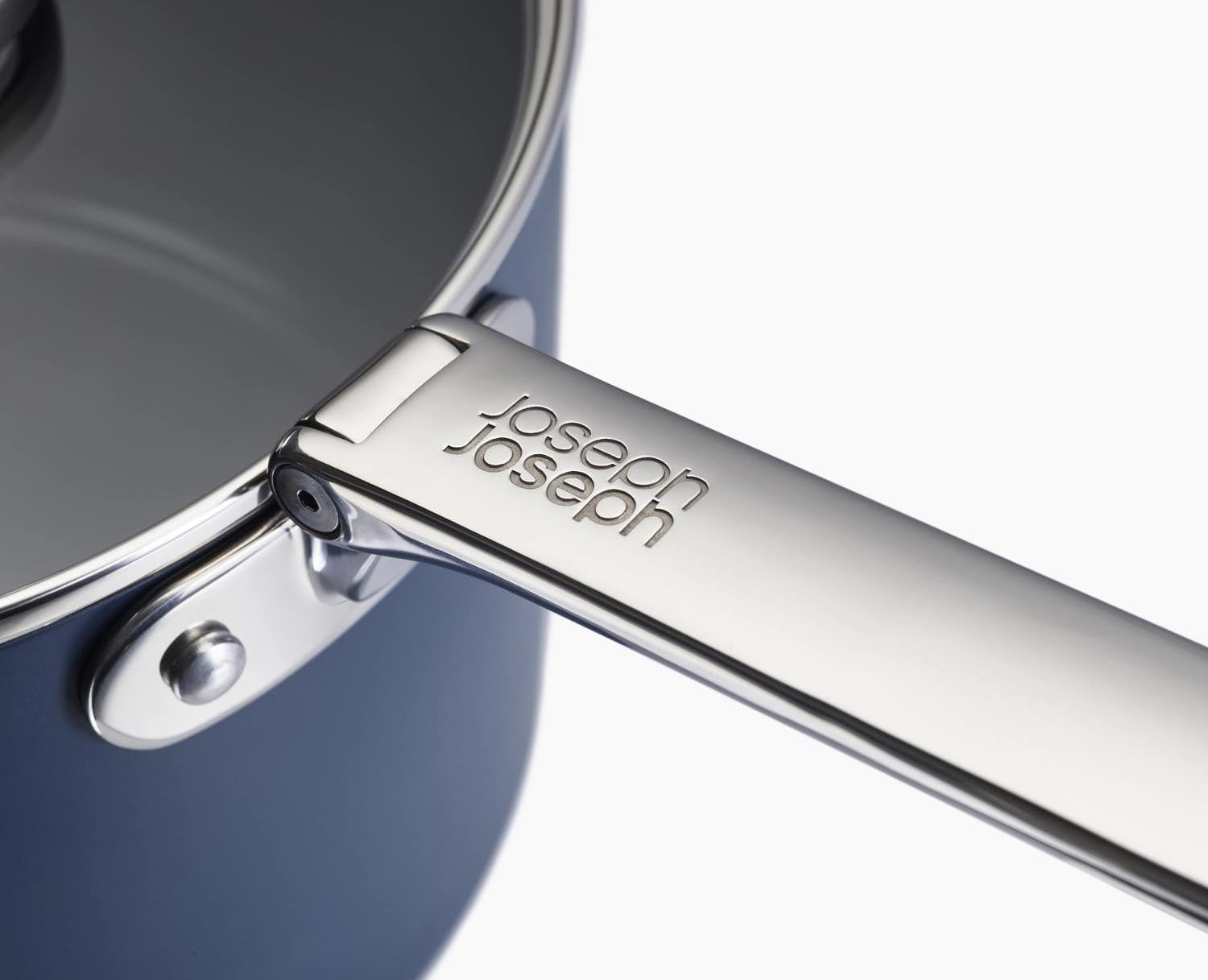 Kompakte Stielkasserolle (23 cm) von Joseph Joseph mit klappbarem Griff und Deckel, perfekt für effizientes Kochen und platzsparende Lagerung.