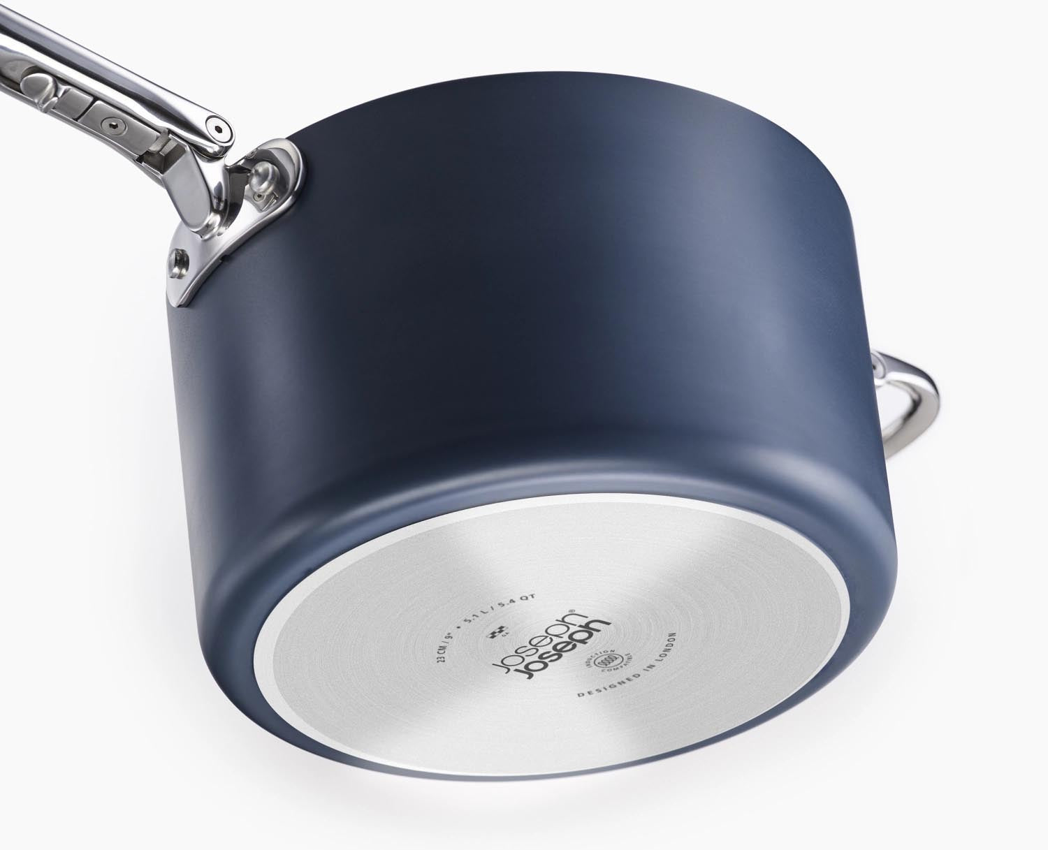 Stielkasserolle (23 cm) von Joseph Joseph mit klappbarem Griff und Deckel, ideal für platzsparendes Kochen und Aufbewahren in der Küche.