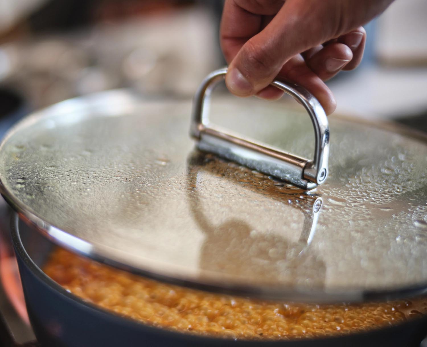 Entdecken Sie die innovative Space Stielkasserolle D23cm von Joseph Joseph – perfekt für platzsparendes Kochen mit klappbarem Griff und hochwertiger Antihaftbeschichtung.