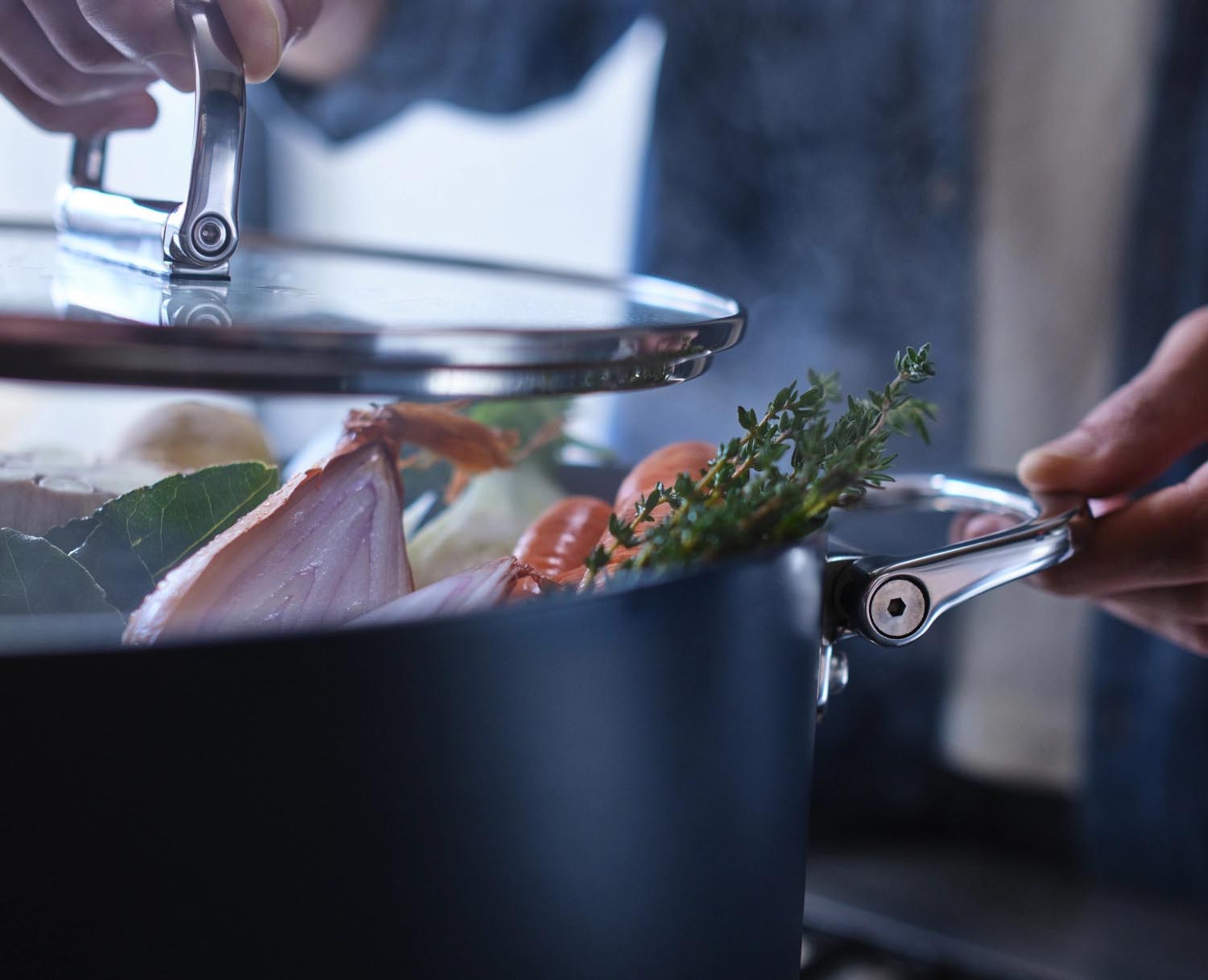 Erleben Sie die Space Stielkasserolle D23cm von Joseph Joseph – ideal für effizientes Kochen, mit klappbarem Griff und langlebiger Antihaftbeschichtung.