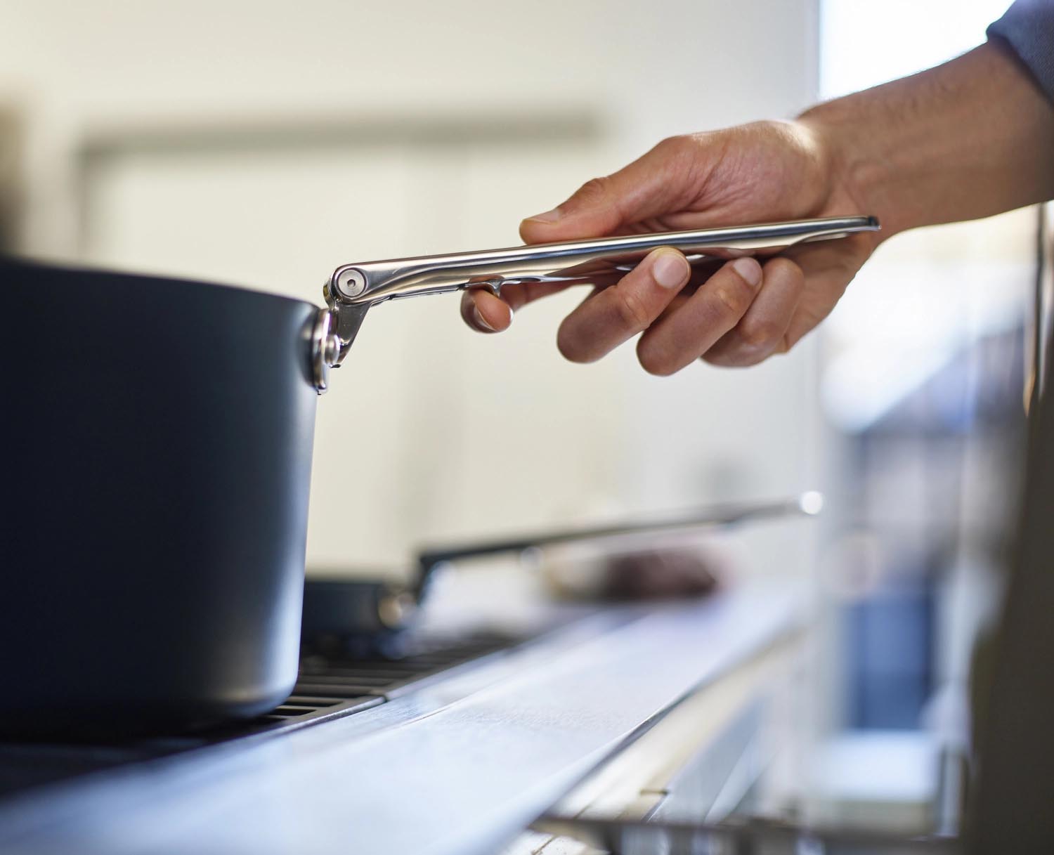 Entdecken Sie die platzsparende Space Stielkasserolle D23cm von Joseph Joseph – mit klappbarem Griff, hochwertiger Antihaftbeschichtung und vielseitig einsetzbar.