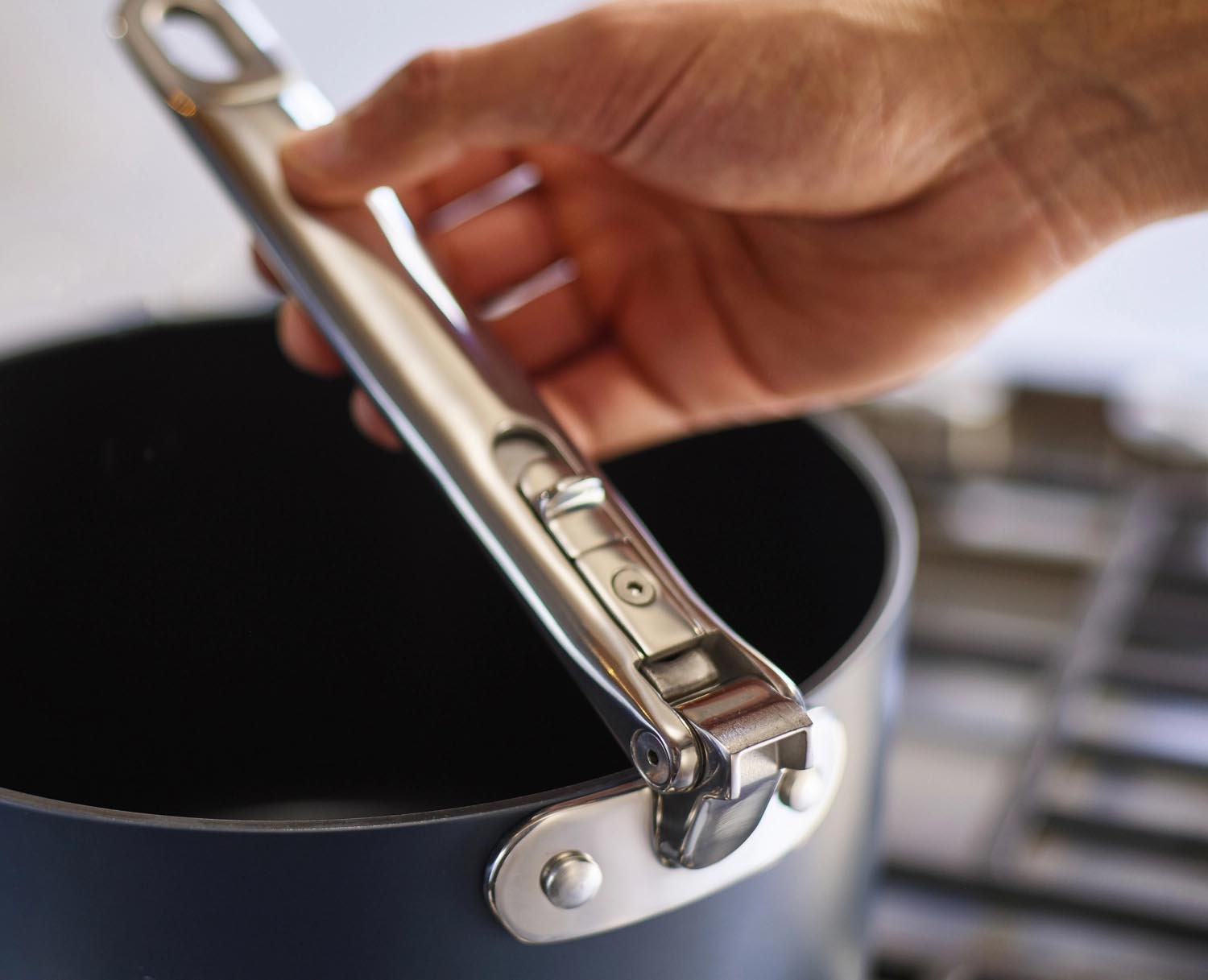 Erleben Sie die innovative Space Stielkasserolle D23cm von Joseph Joseph – ideal für platzsparendes Kochen mit klappbarem Griff und langlebiger Antihaftbeschichtung.