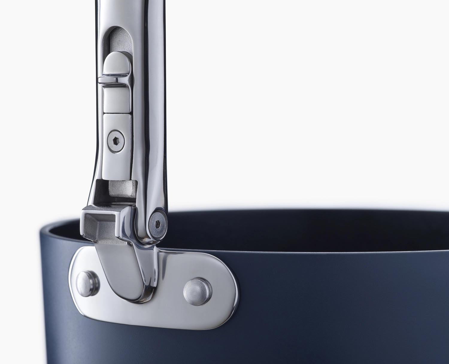 Praktische Stielkasserolle (23 cm) von Joseph Joseph mit klappbarem Griff und Deckel, ideal für platzsparendes Kochen und Aufbewahren.