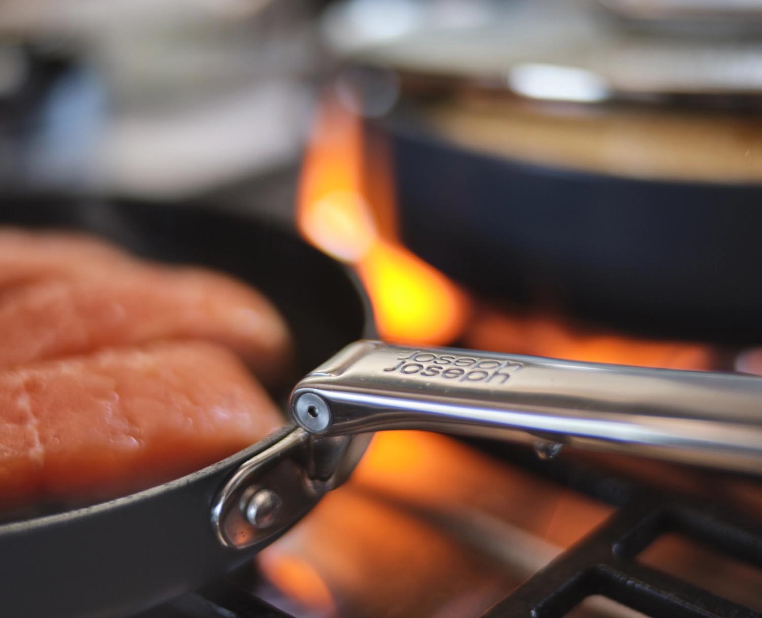 Entdecken Sie die platzsparende 20 cm Space Bratpfanne von Joseph Joseph mit klappbarem Griff – perfekt für effizientes Kochen und einfache Lagerung.