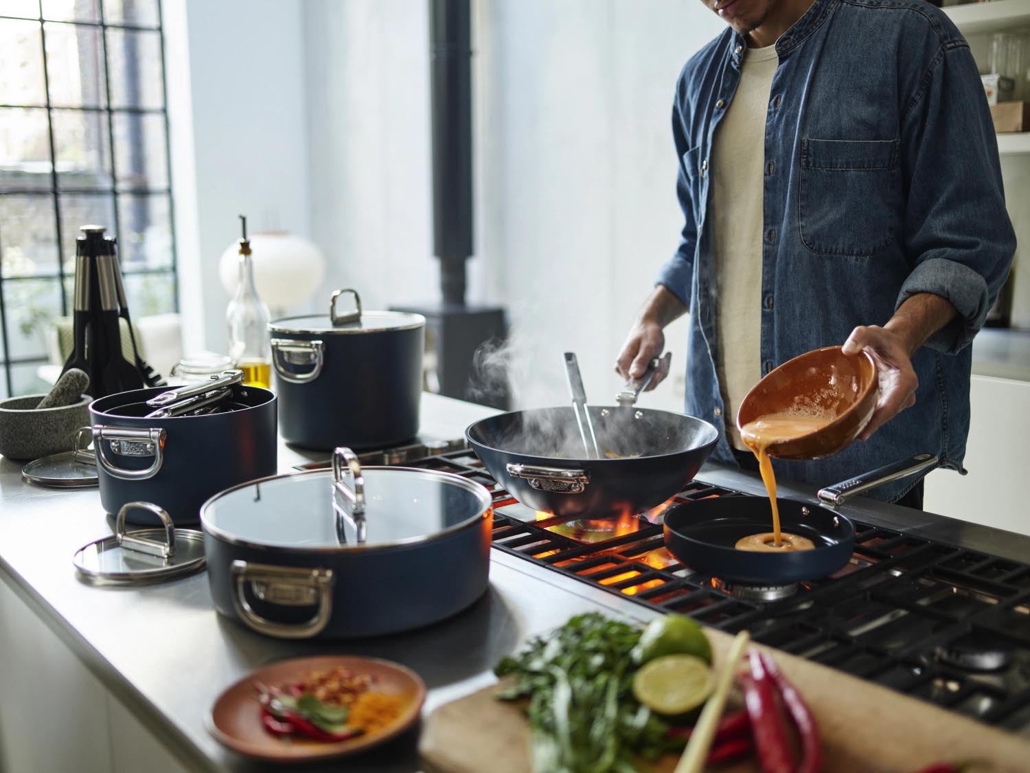 Praktische 20 cm Bratpfanne mit klappbarem Griff, perfekt für kleine Küchen, platzsparend und von Joseph Joseph designt.