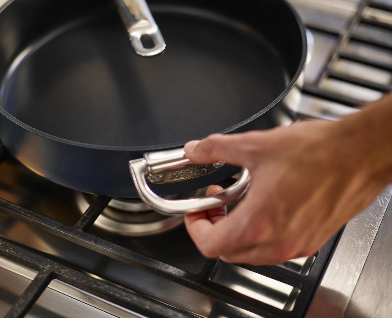 Die Space Bratpfanne D28cm von Joseph Joseph bietet ein innovatives Design mit klappbarem Griff für platzsparende Aufbewahrung.