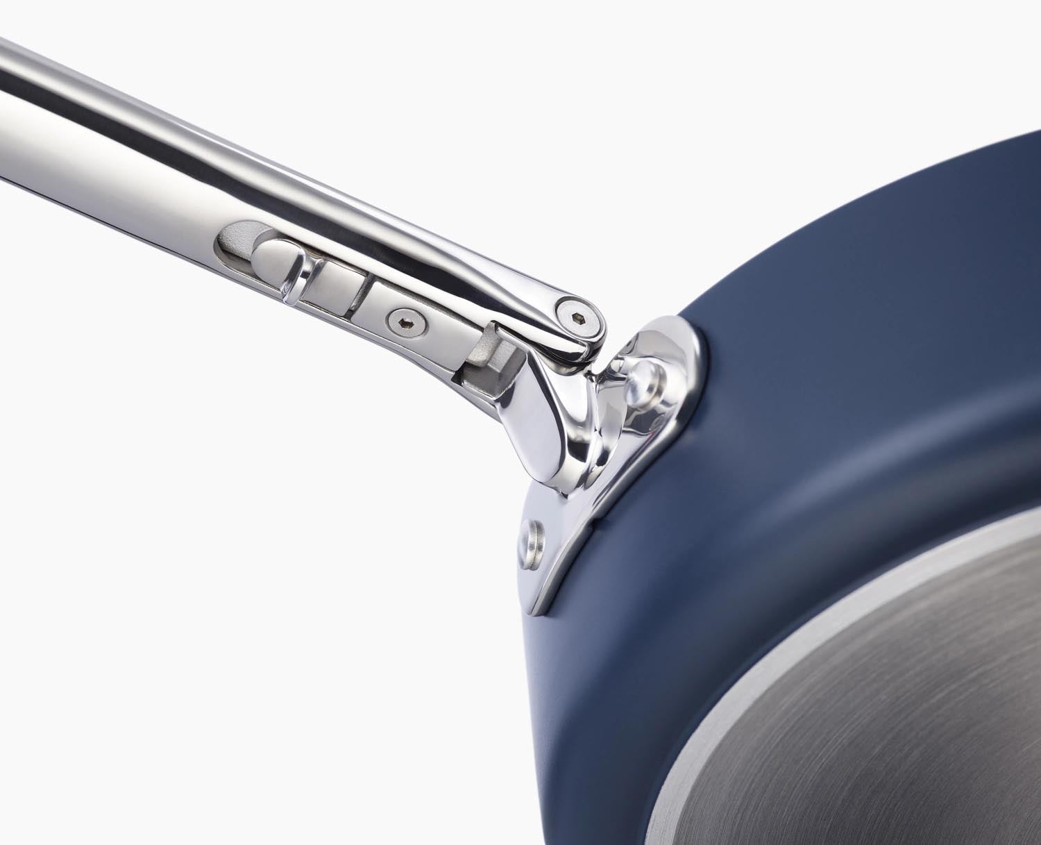 Die Joseph Joseph Space Bratpfanne D30cm bietet platzsparendes Design dank klappbarem Griff und überzeugt mit exzellenter Kochleistung.