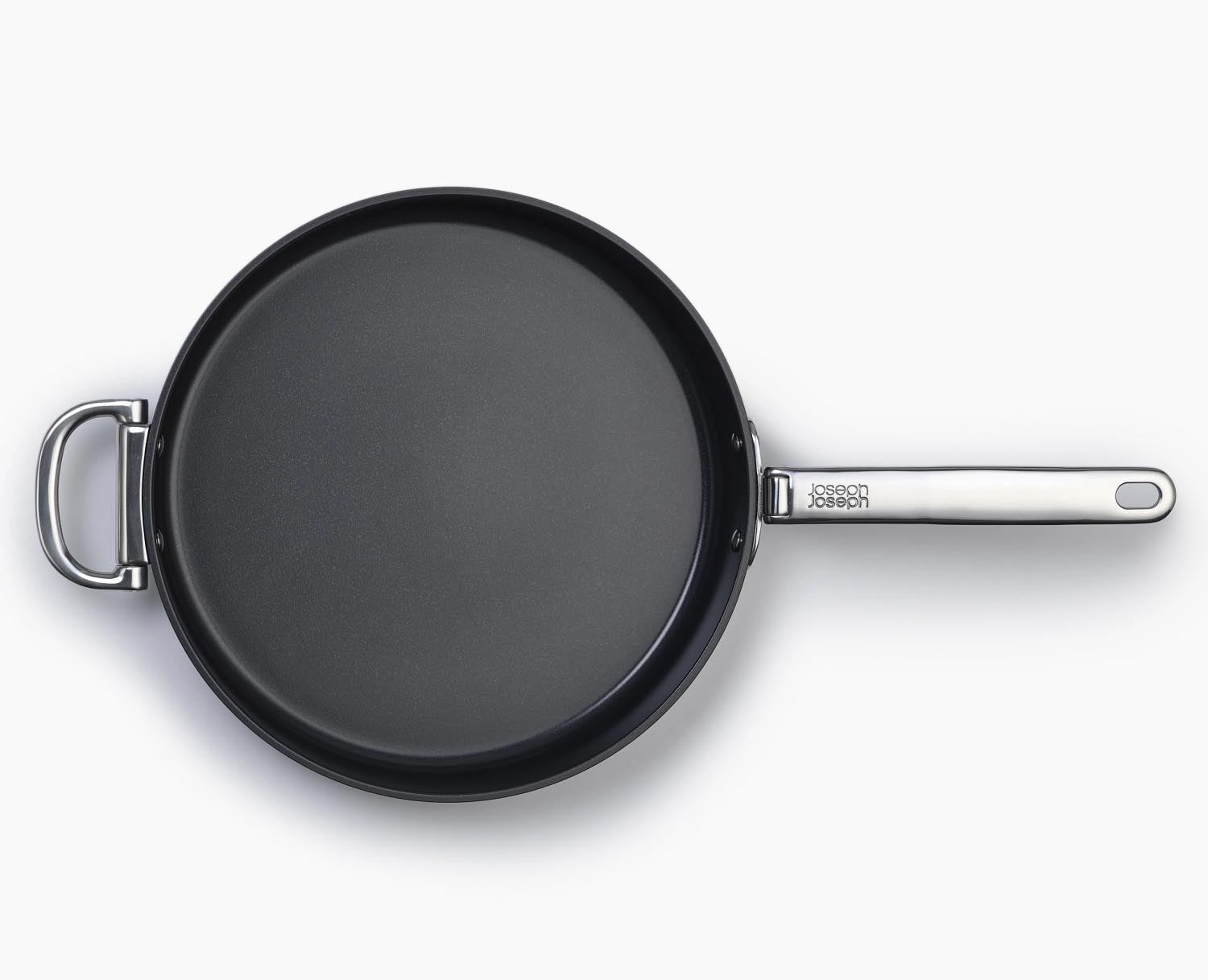 Die Space Bratpfanne D30cm von Joseph Joseph mit klappbarem Griff kombiniert platzsparendes Design mit praktischer Funktionalität.