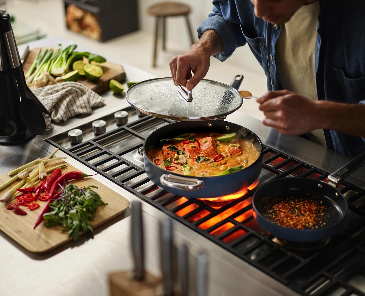 Stielkasserolle 28 cm mit klappbarem Griff und Deckel, ideal für platzsparendes Kochen und stilvolle Küchenorganisation.