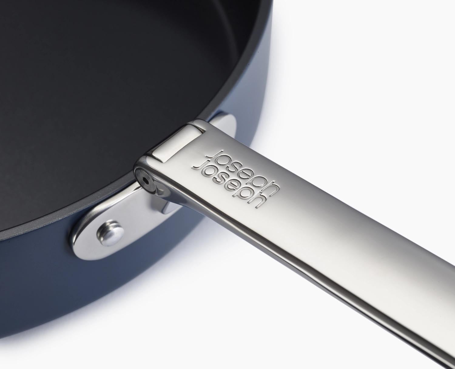 Stielkasserolle 28 cm mit klappbarem Griff und Deckel, ideal für platzsparendes Kochen und stilvolle Küchenorganisation.