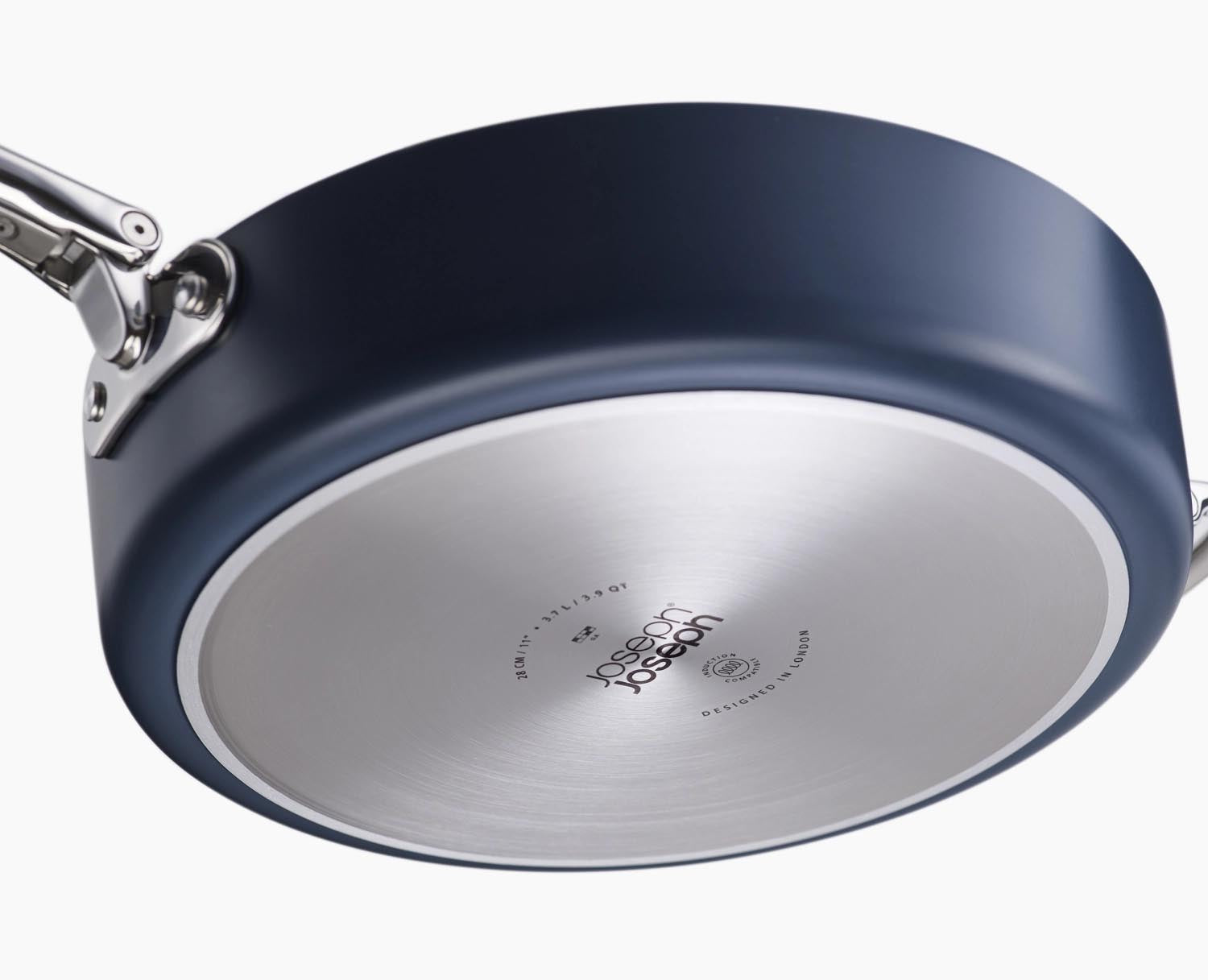 Stielkasserolle 28 cm mit klappbarem Griff und Deckel, ideal für platzsparendes Kochen und stilvolle Küchenorganisation.