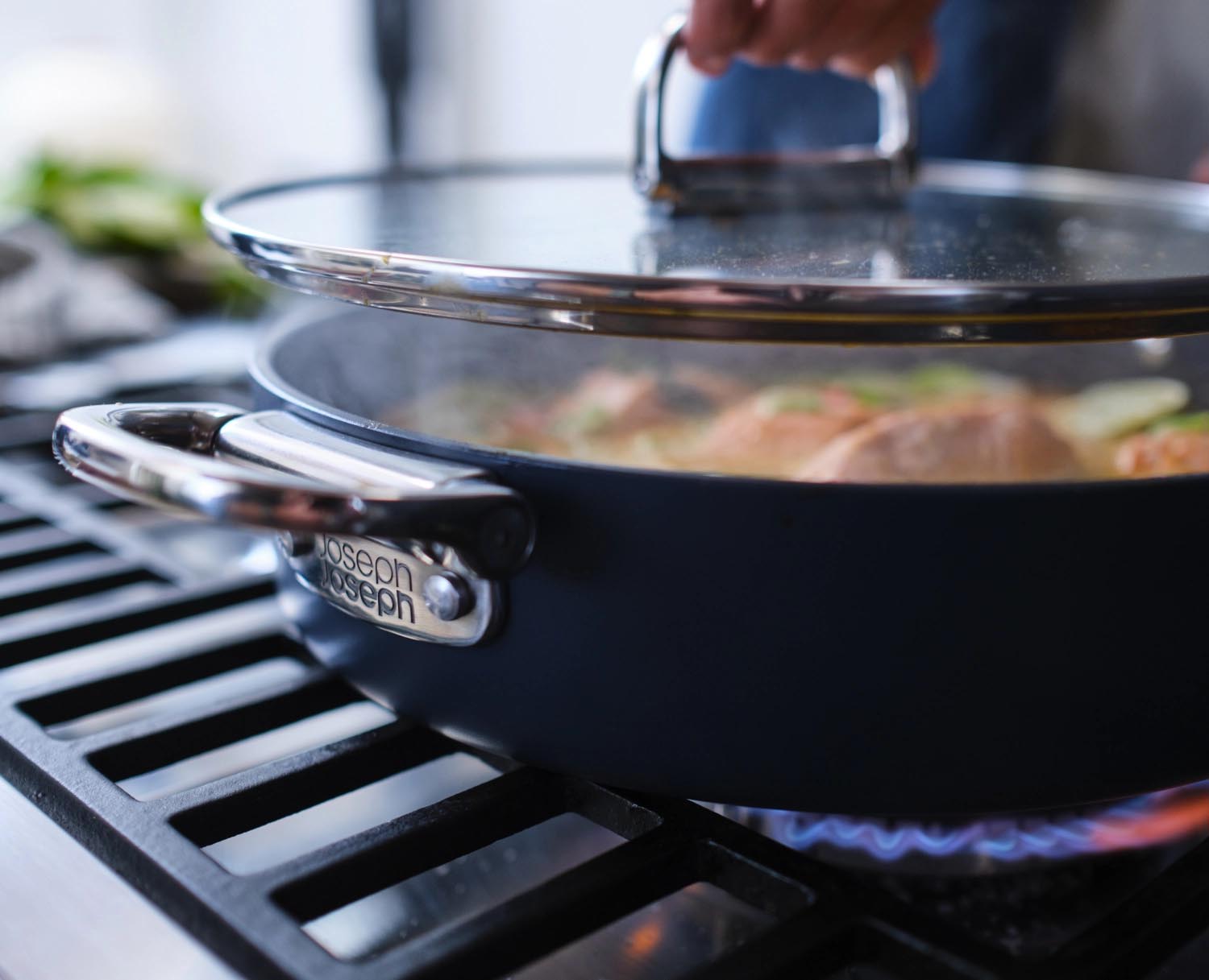 Praktischer Schmortopf mit klappbaren Griffen von Joseph Joseph. Ideal für gesundes Kochen und platzsparende Aufbewahrung. Perfekt für alle Herdarten.