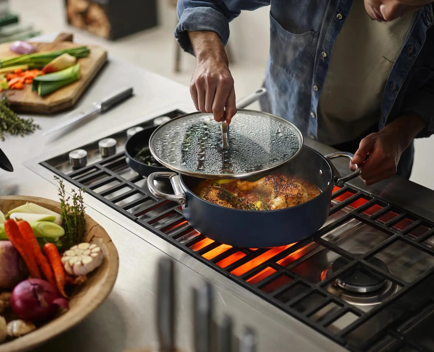 Robuster Schmortopf mit innovativen klappbaren Griffen, perfekt für platzsparendes Verstauen und vielseitiges Kochen.