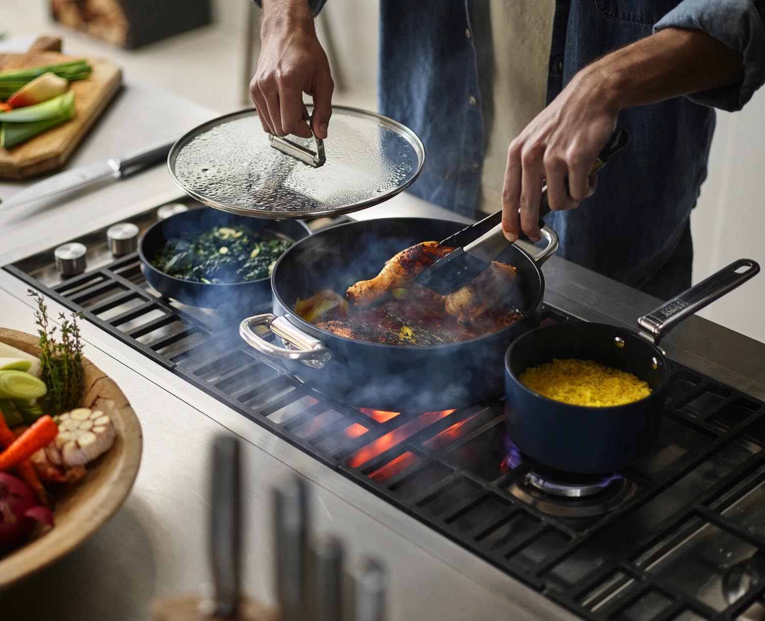 Kompakter Schmortopf mit klappbaren Griffen von Joseph Joseph. Ideal für gesundes Kochen und einfache Lagerung. Perfekt für alle Herdarten!