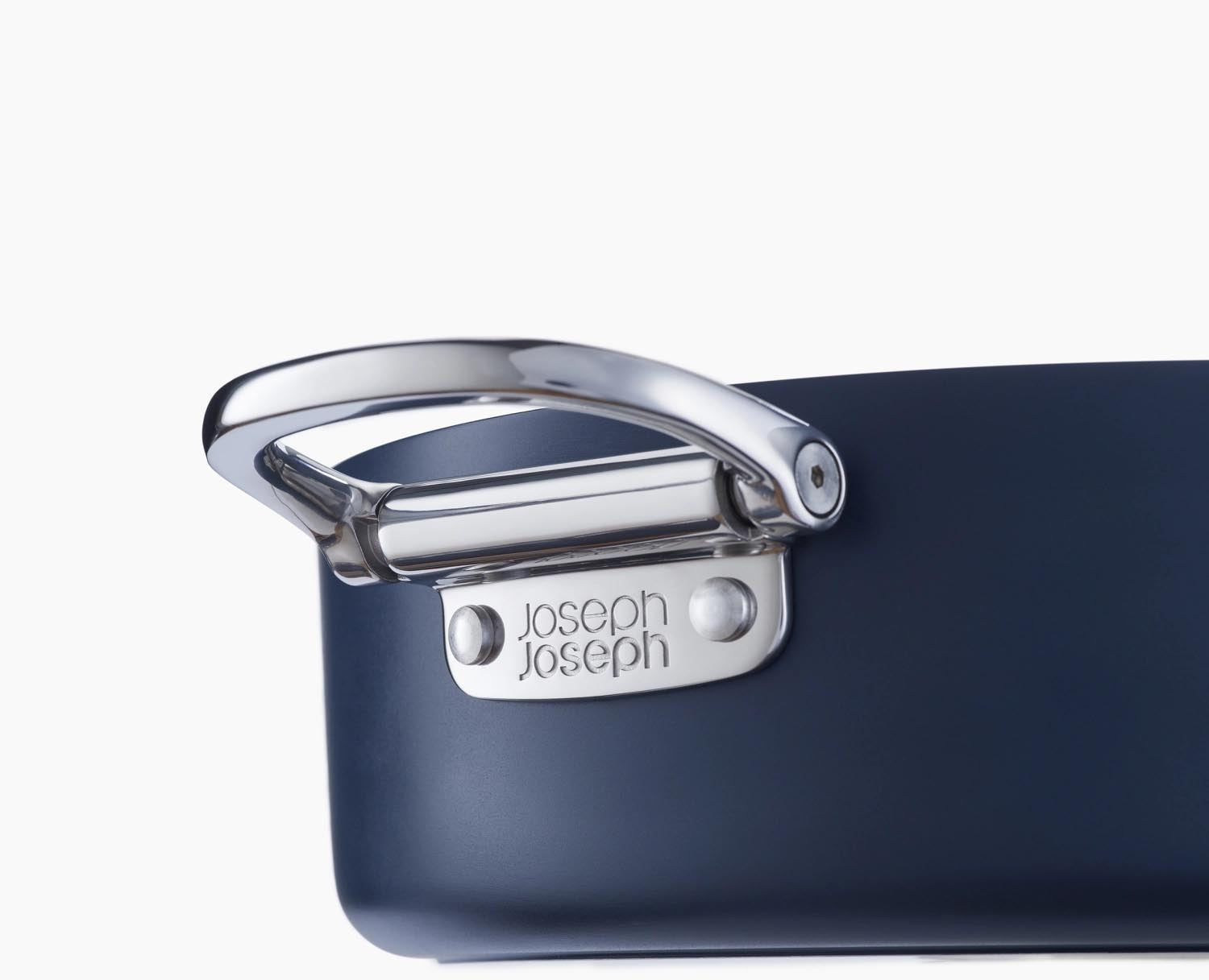 Kompakter Schmortopf mit klappbaren Griffen, perfekt für modernes Kochen und platzsparende Aufbewahrung in der Küche.