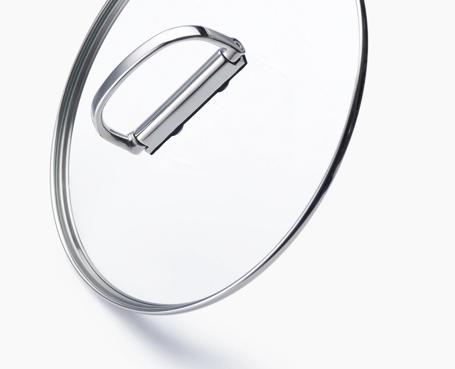 Platzsparender Schmortopf mit klappbaren Griffen, perfekt für modernes Kochen und einfaches Verstauen in jeder Küche.