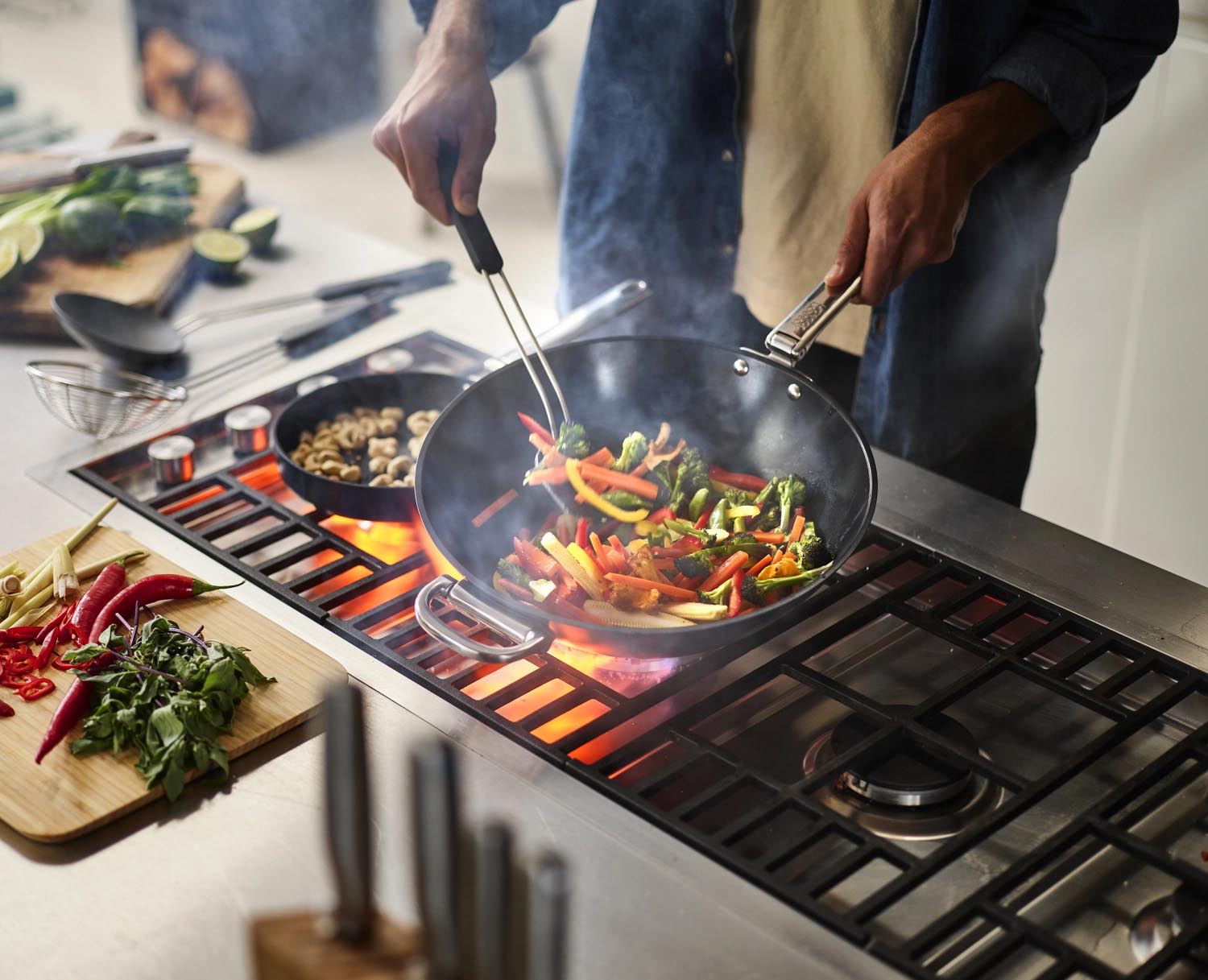 Praktischer Space Wok (32 cm) von Joseph Joseph mit klappbaren Griffen, ideal für platzsparendes Verstauen und vielseitige Gerichte.