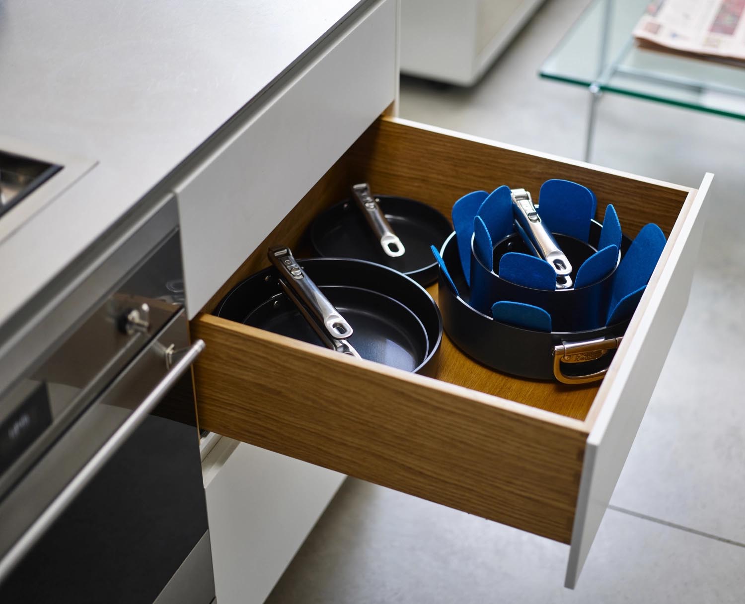 Praktisches 3er-Set Pfannenschutz von Joseph Joseph, schützt Pfannen vor Kratzern und spart Platz in der Küche.